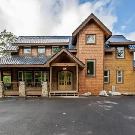 Escape To All Inn A Luxurious 6 King Bedroom Cabin With An Indoor Pool Theater And Game Rooms